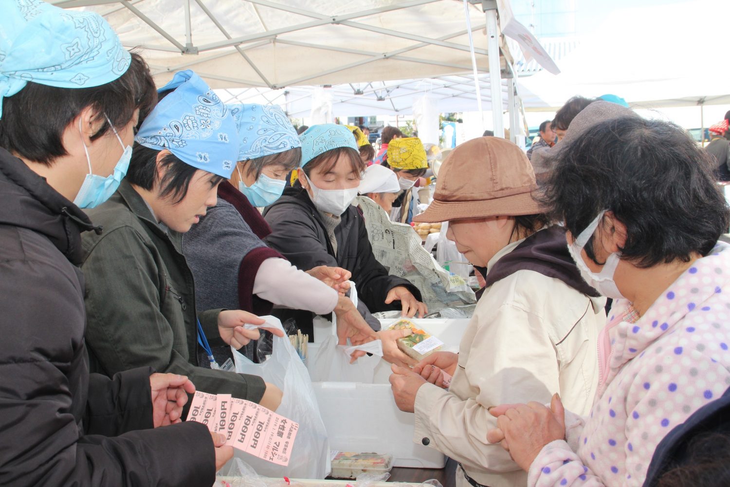 女性部マルシェ大盛況!自慢のグルメずらりの写真(高知県高知市)