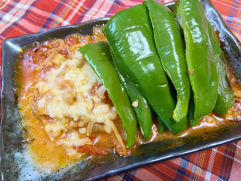 焼きピーマンのトマトチーズソースの写真(高知県高知市)